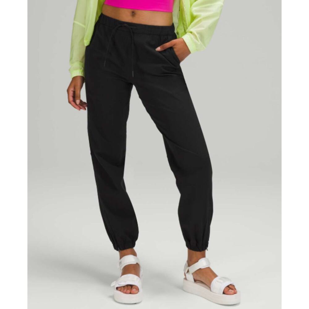 Lululemon Essential Affinity Mid Rise Jogger in Black, Size 6